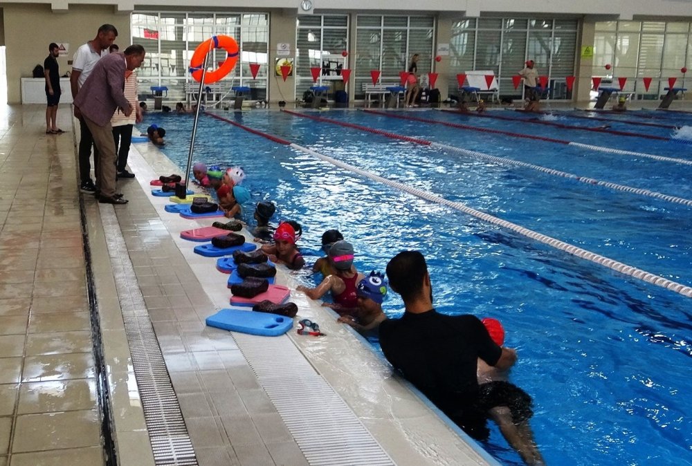 Van’da binlerce kişi yüzme öğrendi