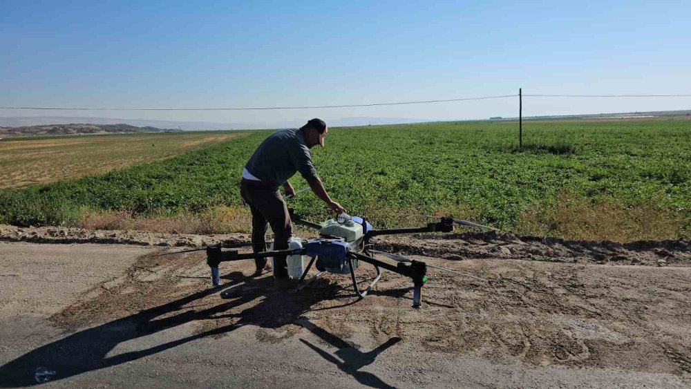 Bitlis'te çiftçiler kurtlanan fasulyelerini dronla ilaçlıyor