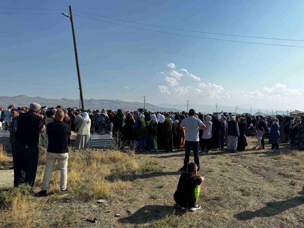 Otobüs kazasında hayatını kaybeden 5 kişi Ağrı’da toprağa verildi