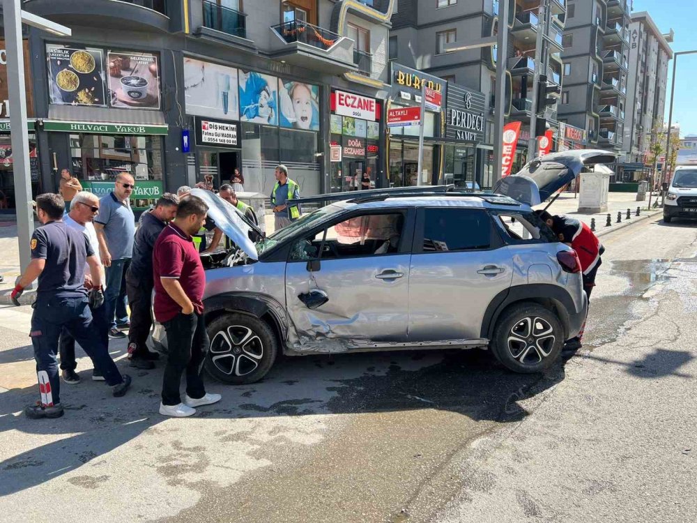 Van’da iki otomobil birbirine girdi