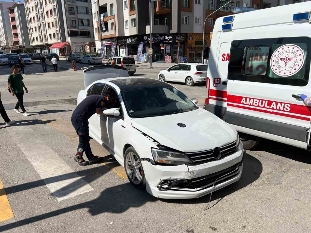 Van’da iki otomobil birbirine girdi