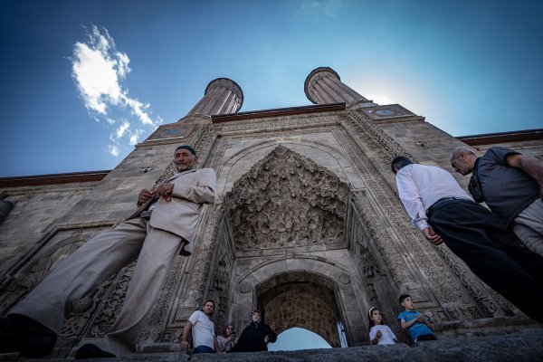 aa-20240811-35377497-35377482-cifte-minareli-medrese-yapisi-ve-sergilenen-eserlerle-ziyaretcilerin-dikkatini-cekiyor.jpg