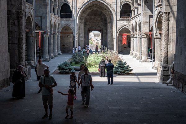 aa-20240811-35377497-35377496-cifte-minareli-medrese-yapisi-ve-sergilenen-eserlerle-ziyaretcilerin-dikkatini-cekiyor.jpg