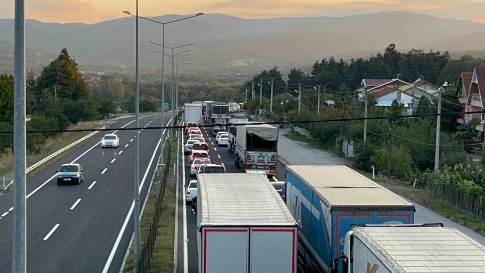 Bolu’da İstanbul istikametinde kilometrelerce araç kuyruğu oluştu