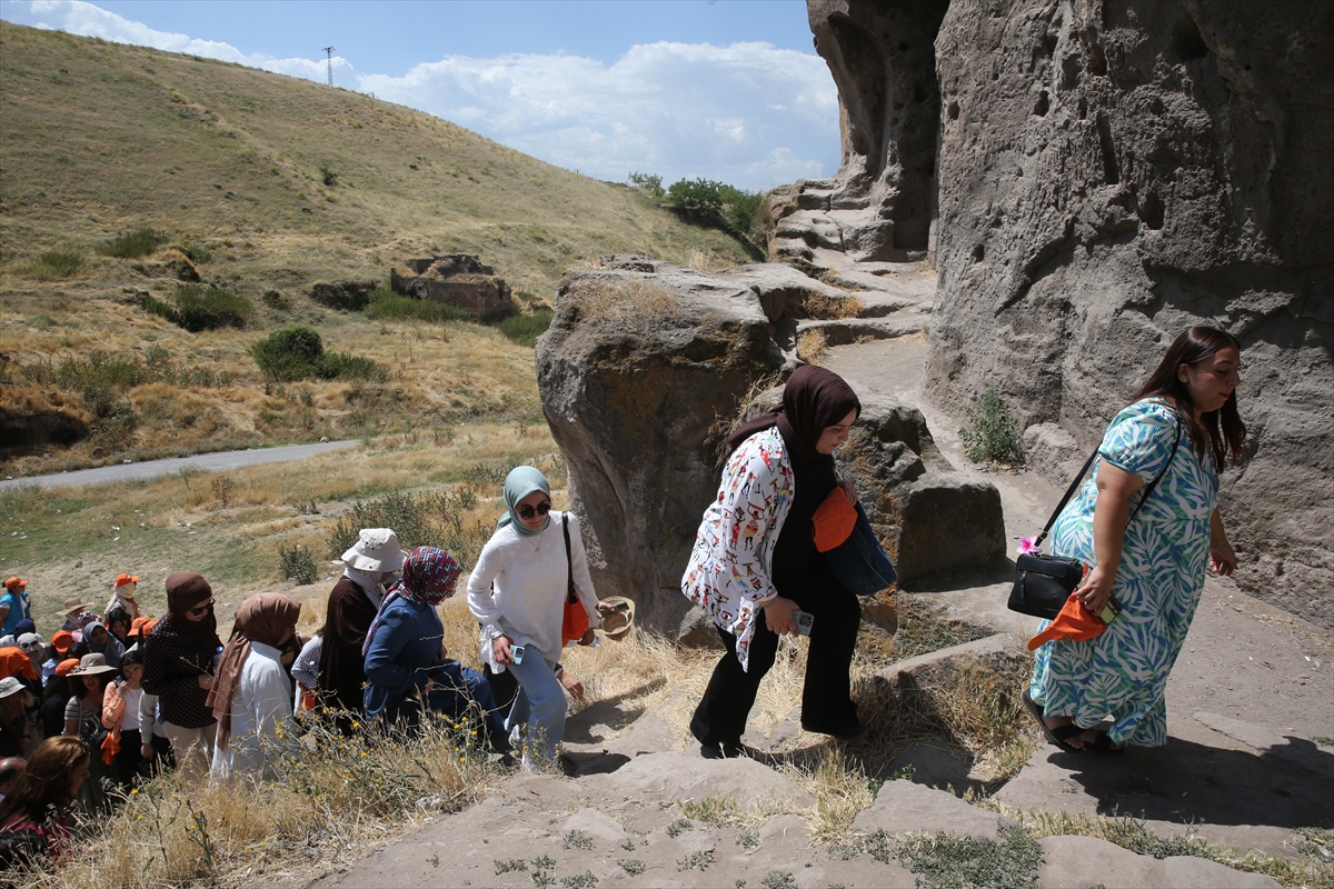 aa-20240812-35383358-35383331-kamp-icin-bitlise-gelen-gencler-bolgenin-tarihi-ve-dogal-guzelliklerini-kesfediyor.jpg