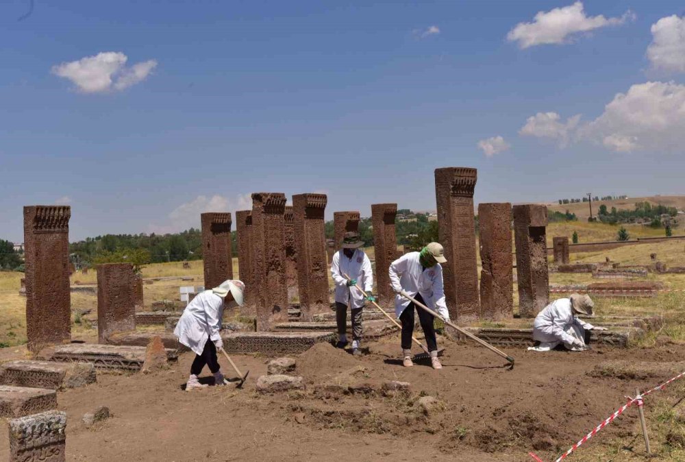 Bitlis'te dünyanın en büyük Türk İslam mezarlığı restorasyonlarla iyileştiriliyor