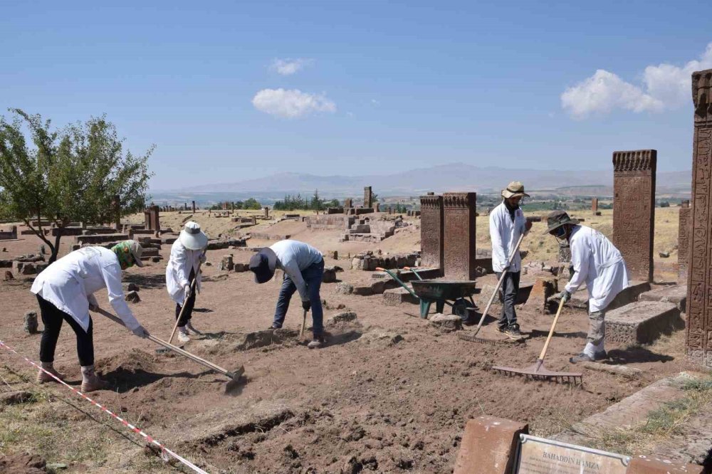 Bitlis'te dünyanın en büyük Türk İslam mezarlığı restorasyonlarla iyileştiriliyor