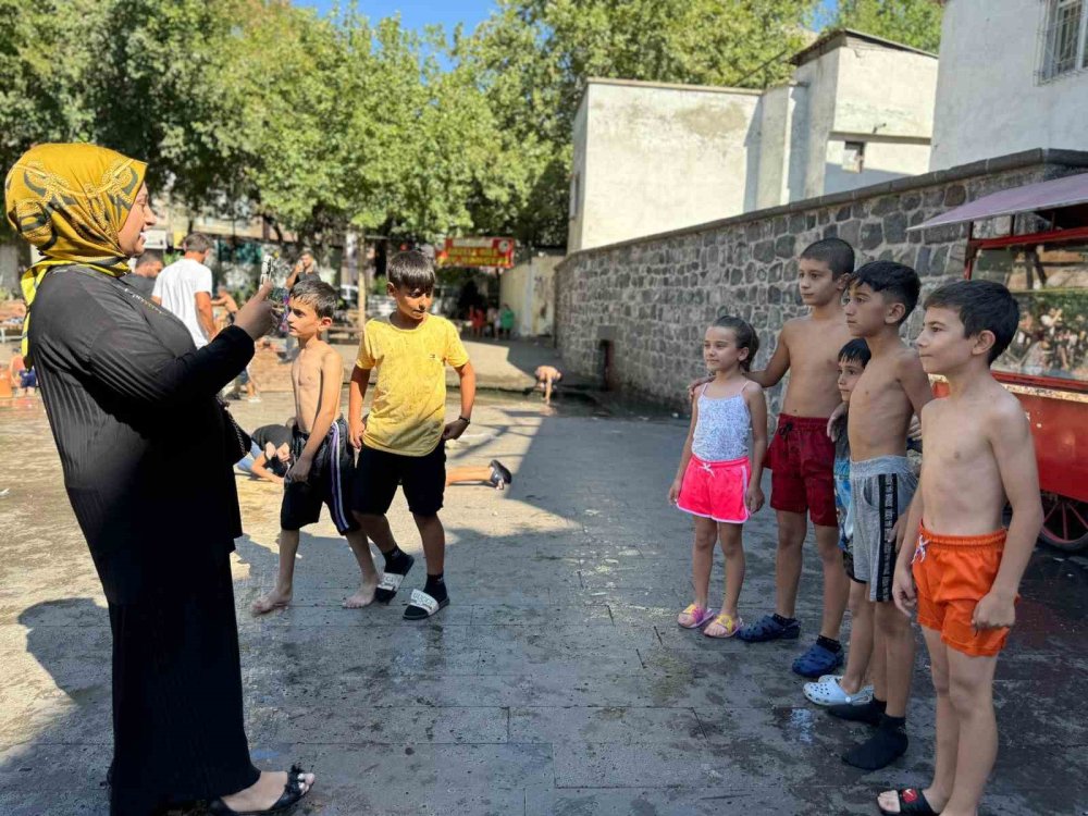 Diyarbakır'da “Abe sıcaktır” diyen çocuk sosyal medyada yaz içeriği oldu