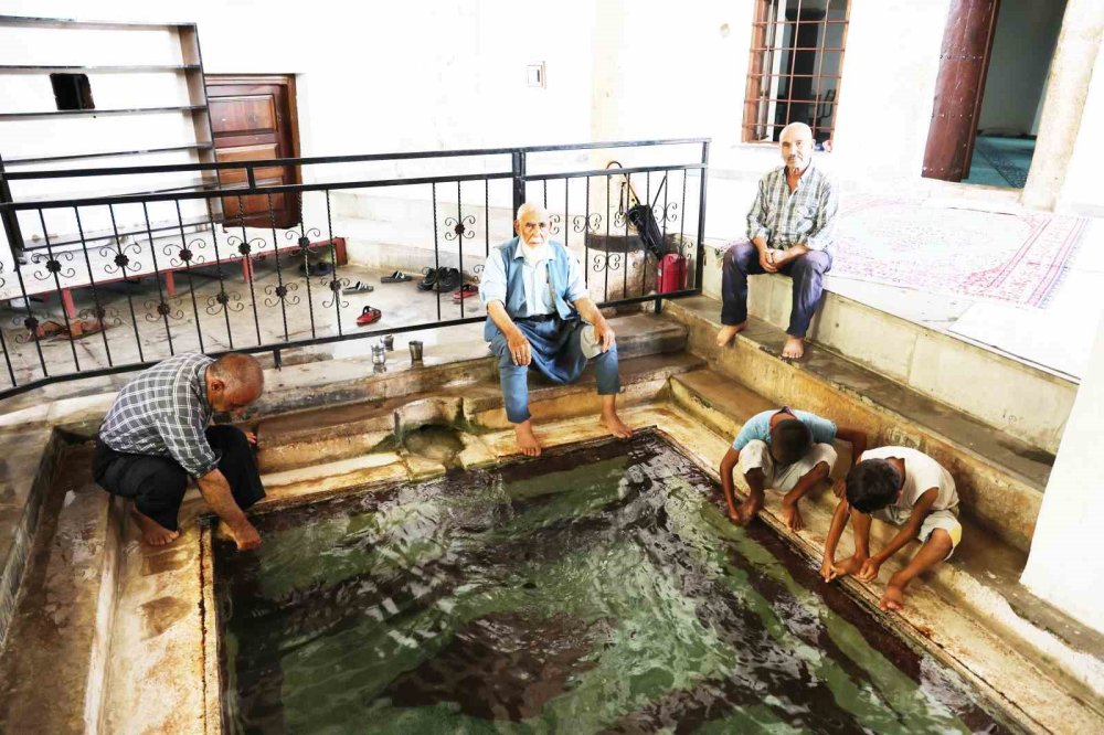 Diyarbakır’da vatandaşlar asırlık tarihi camide ibadetlerini eda ediyor