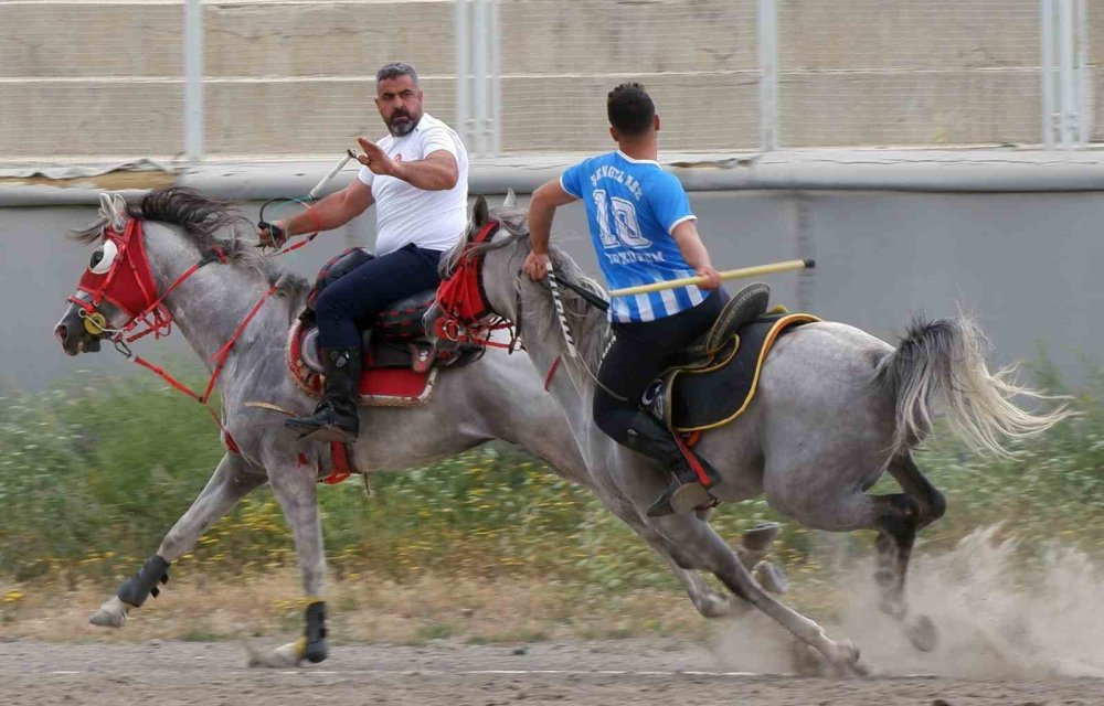 Erzurum’da cirit maçları nefes kesiyor