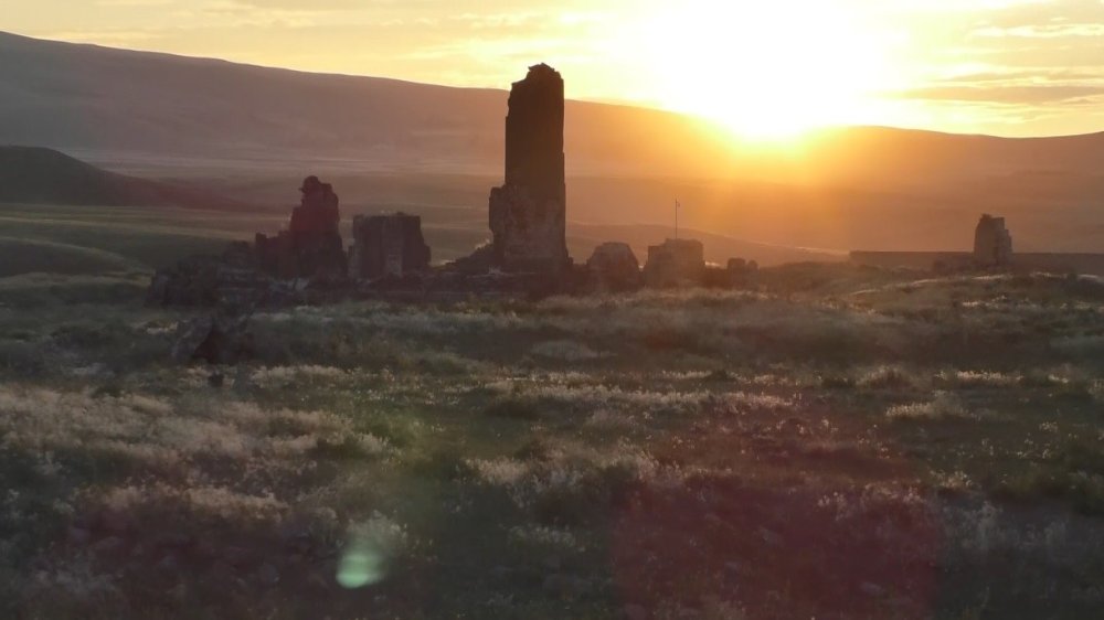 Gazi Kars'ta gökyüzü kızıla büründü