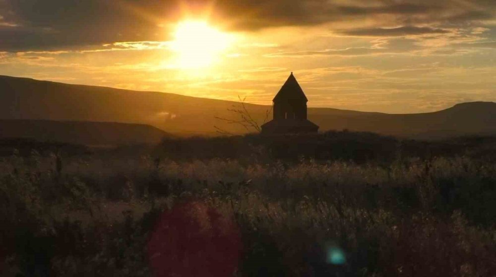 Gazi Kars'ta gökyüzü kızıla büründü