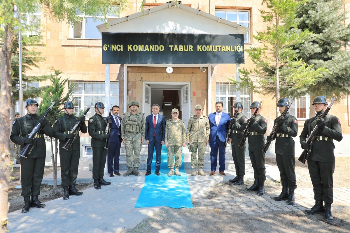 aa-20240814-35401053-35401052-kara-kuvvetleri-komutani-orgeneral-bayraktaroglu-bitlisi-ziyaret-etti.jpg