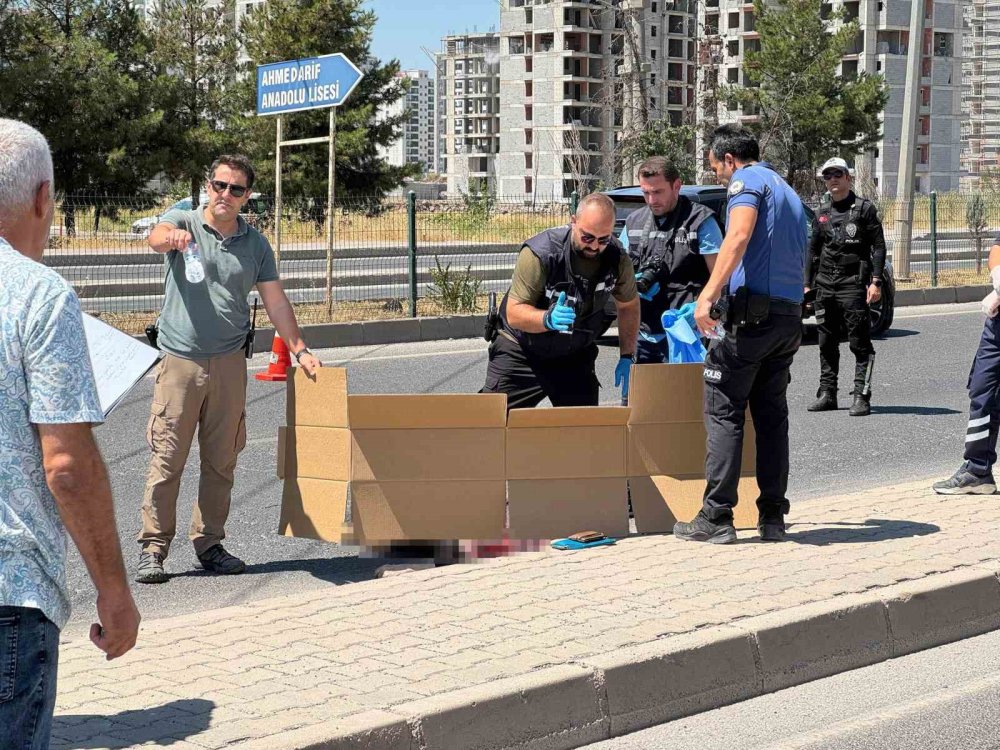 Diyarbakır'da karşıdan karşıya geçerken canından oldu