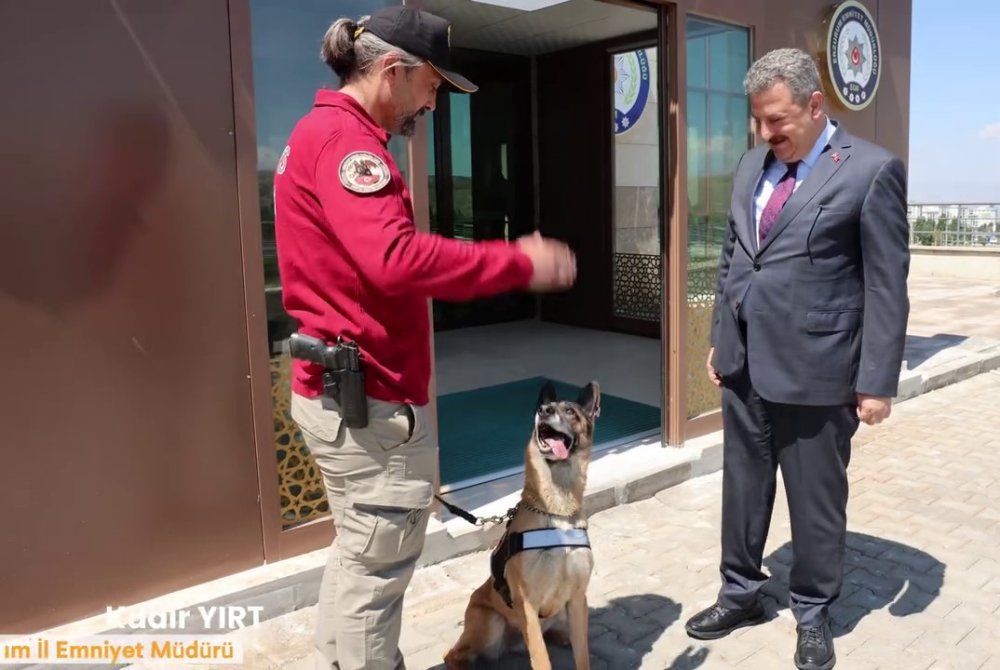 Erzurum'un Narkotik köpeği Eris’e duygu dolu veda