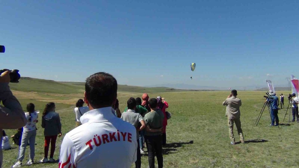 Kars’ta paraşütçüler  Ani'nin Fethi'nin yıl dönümünü kutladı