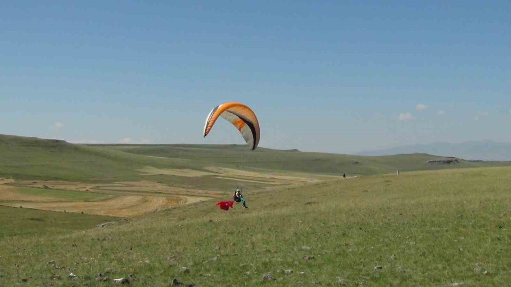 Kars’ta paraşütçüler  Ani'nin Fethi'nin yıl dönümünü kutladı