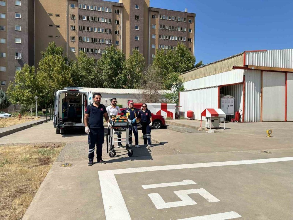 Diyarbakır’da damdan düşen çocuk ambulans helikopterle hastaneye kaldırıldı