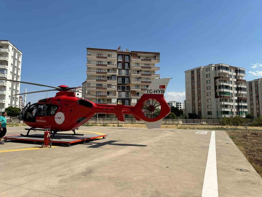 Diyarbakır’da damdan düşen çocuk ambulans helikopterle hastaneye kaldırıldı