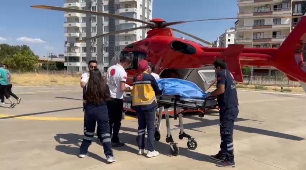 Diyarbakır’da damdan düşen çocuk ambulans helikopterle hastaneye kaldırıldı