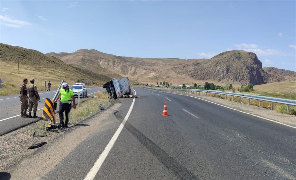 Ağrı-Erzurum yolunda tavuk yüklü kamyonet devrildi