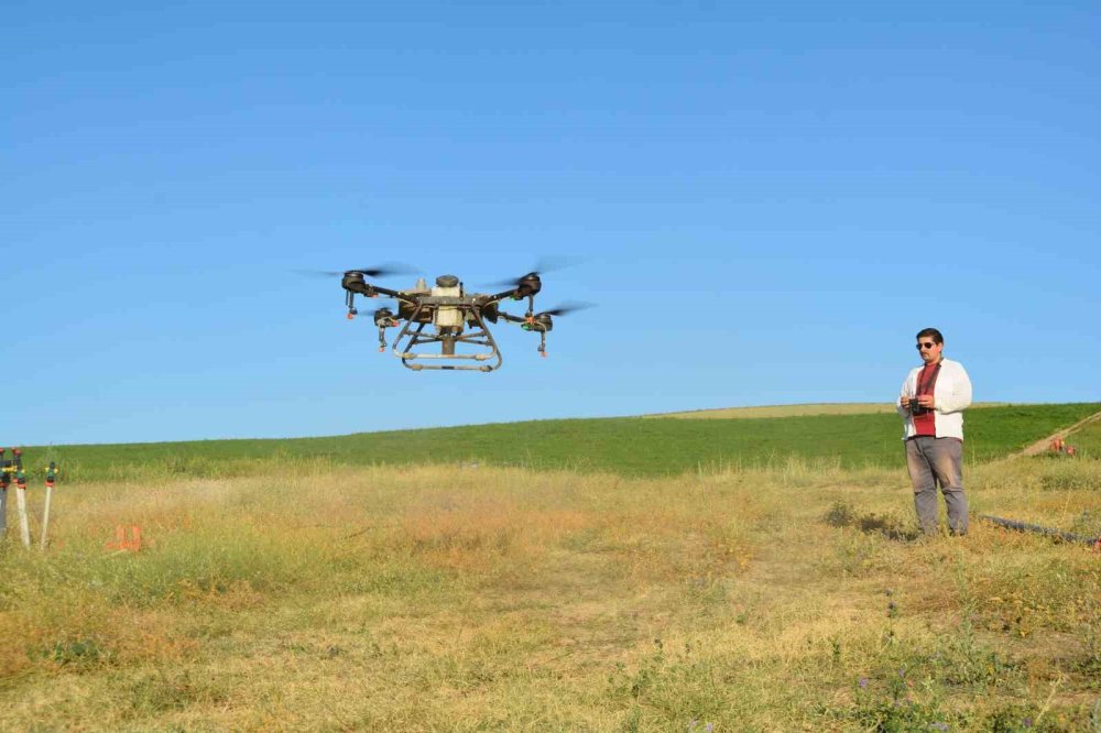 Bitlisli çiftçiler ilaçlamayı dronla yapıyor