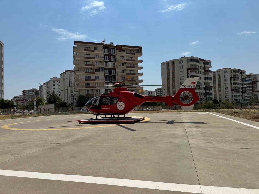 Diyarbakır’da kazada yaralanan kadın, ambulans helikopterle hastaneye kaldırıldı