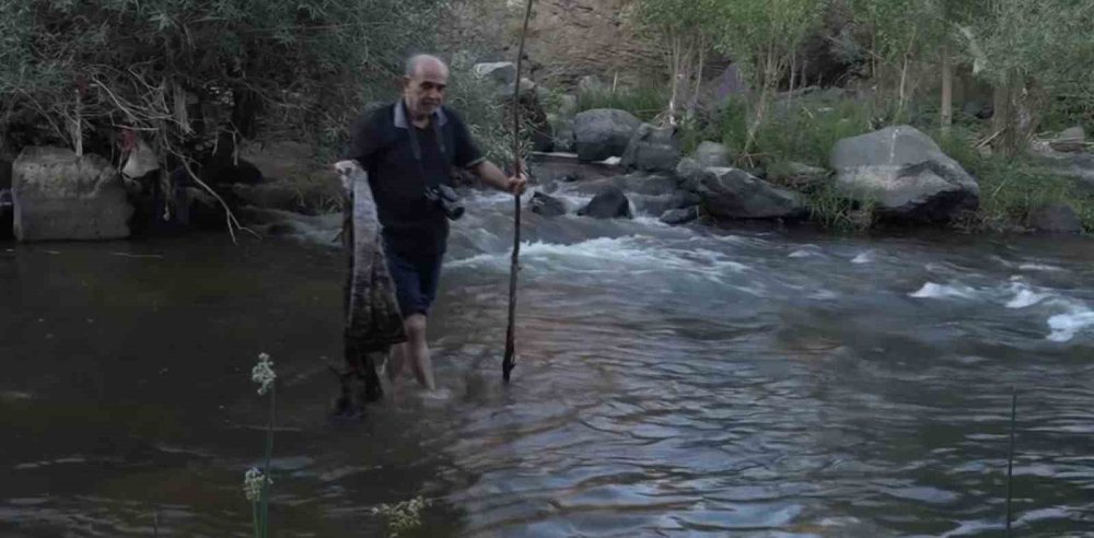 Van'da doğa fotoğrafçısı Deliçay’da temizlik yaptı