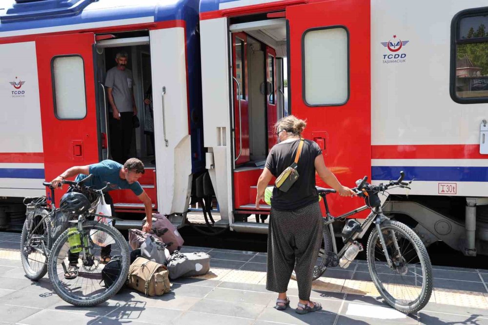 Bisikletle dünyayı gezen Danimarkalı çiftin durağı Diyarbakır oldu