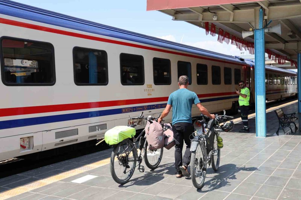 Bisikletle dünyayı gezen Danimarkalı çiftin durağı Diyarbakır oldu