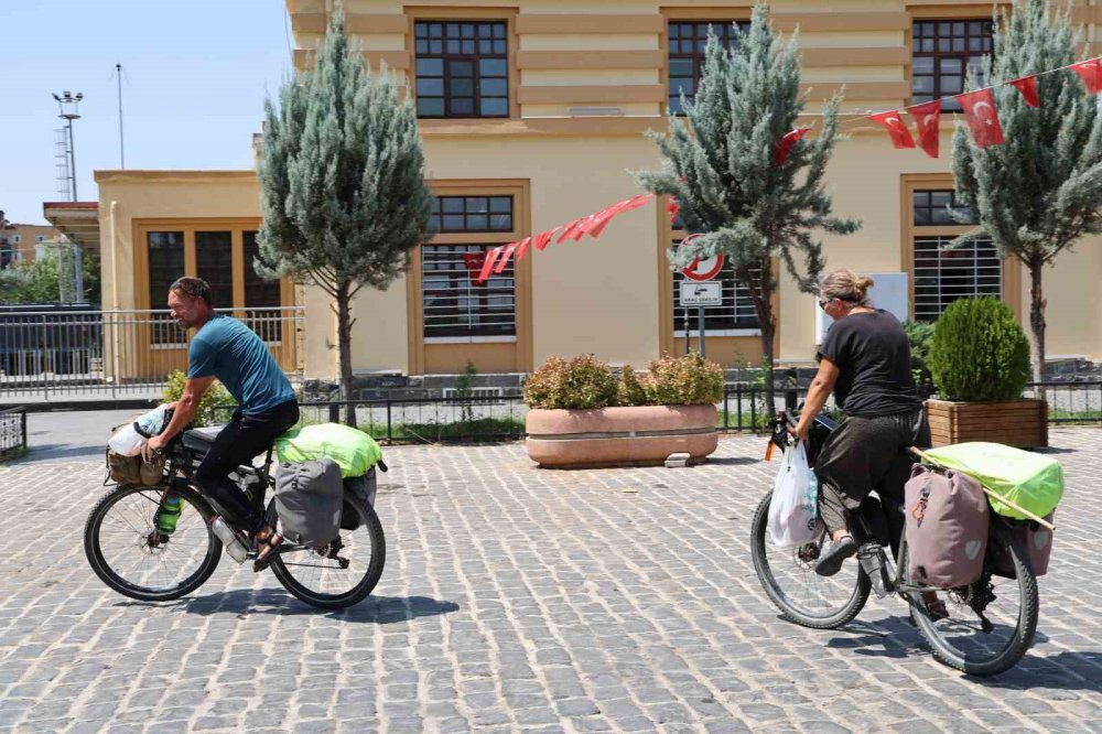 Bisikletle dünyayı gezen Danimarkalı çiftin durağı Diyarbakır oldu