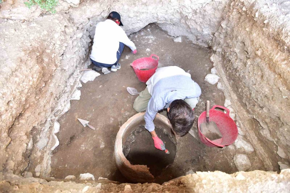 Bitlis'te Delikli Mağara kazısında çıkan objeler tarihe ışık tutacak