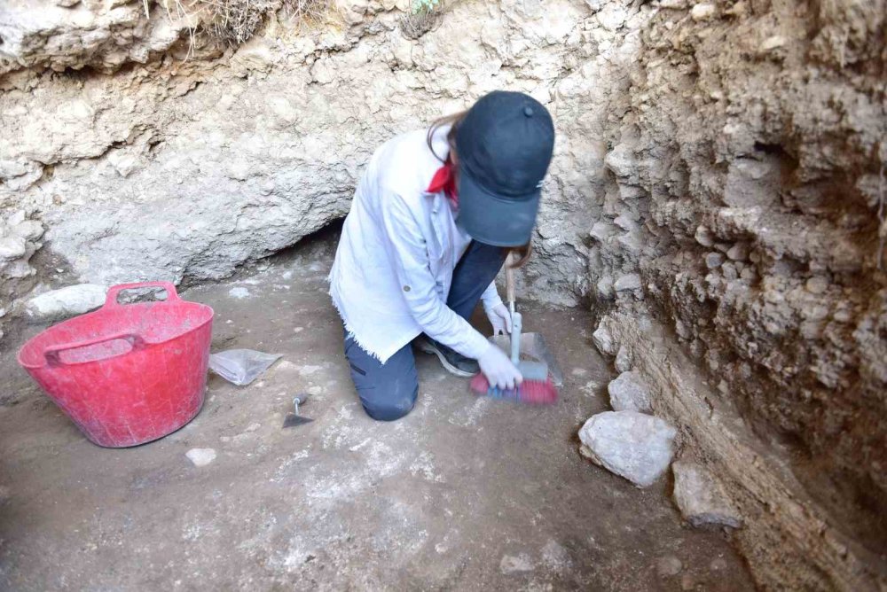 Bitlis'te Delikli Mağara kazısında çıkan objeler tarihe ışık tutacak