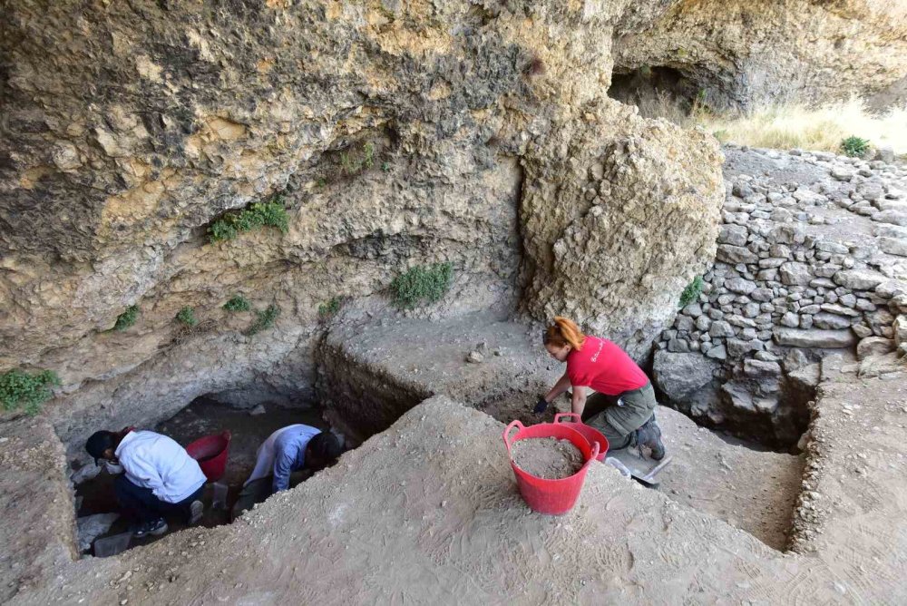 Bitlis'te Delikli Mağara kazısında çıkan objeler tarihe ışık tutacak