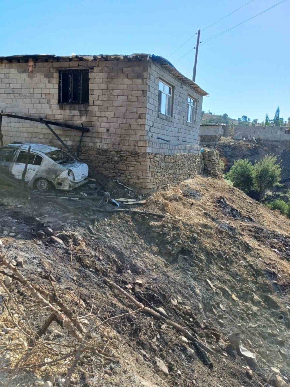 Diyarbakır'da çalılıklarda çıkan yangın otomobili kül etti