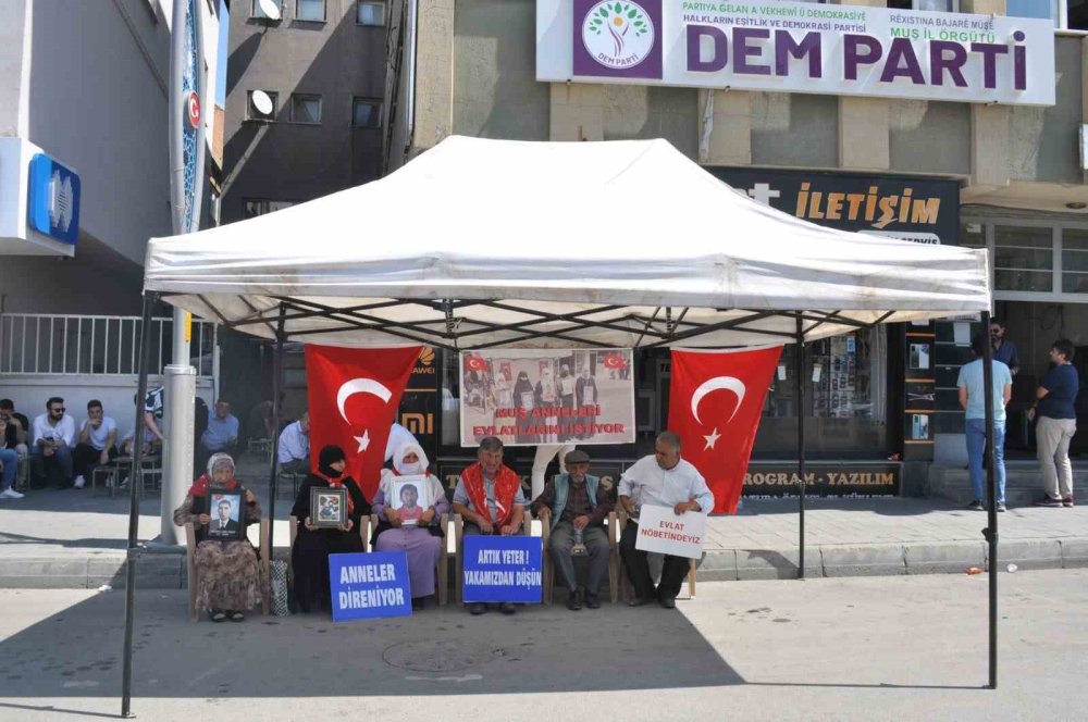 Muş'ta evlat nöbetindeki annenin feryadı yürek dağladı