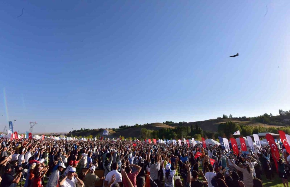 Ahlat’ta SOLOTÜRK gösterisi nefes kesti