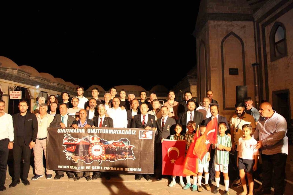 Bitlis'te Türk bayrağı ve meşalelerle “fener alayı” yürüyüşü yapıldı