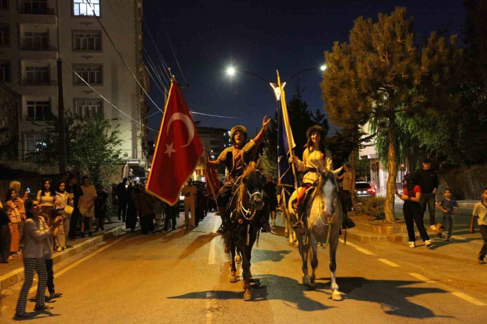 Bitlis'te Türk bayrağı ve meşalelerle “fener alayı” yürüyüşü yapıldı