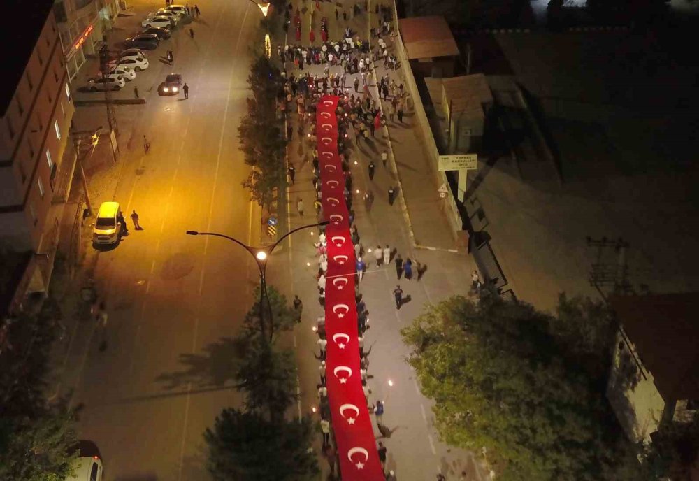 Bitlis'te Türk bayrağı ve meşalelerle “fener alayı” yürüyüşü yapıldı