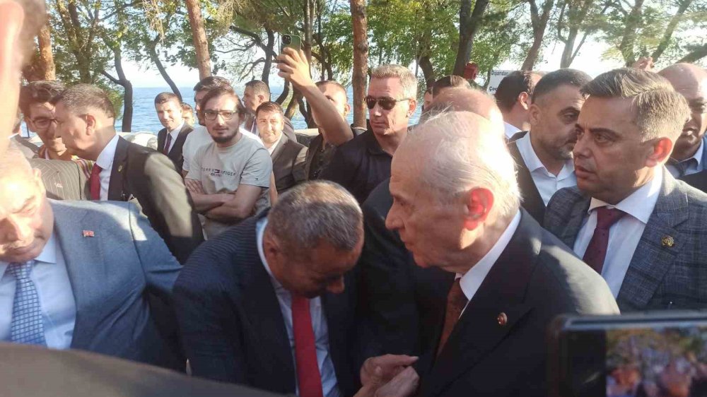 MHP Lideri Bahçeli Ahlat’ta partililerle bir araya geldi