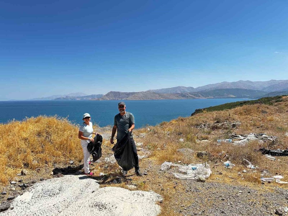 Van Gölü sahili temizlendi