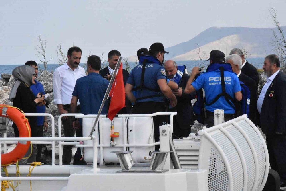 Bitlis'te Kıbrıs gazilerine botla Van Gölü turu yaptırıldı