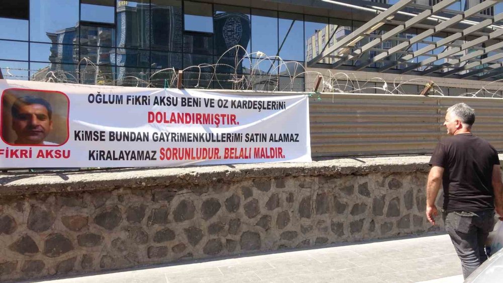 Diyarbakır’da oğlu tarafından dolandırılan baba, olayı pankartla duyurdu