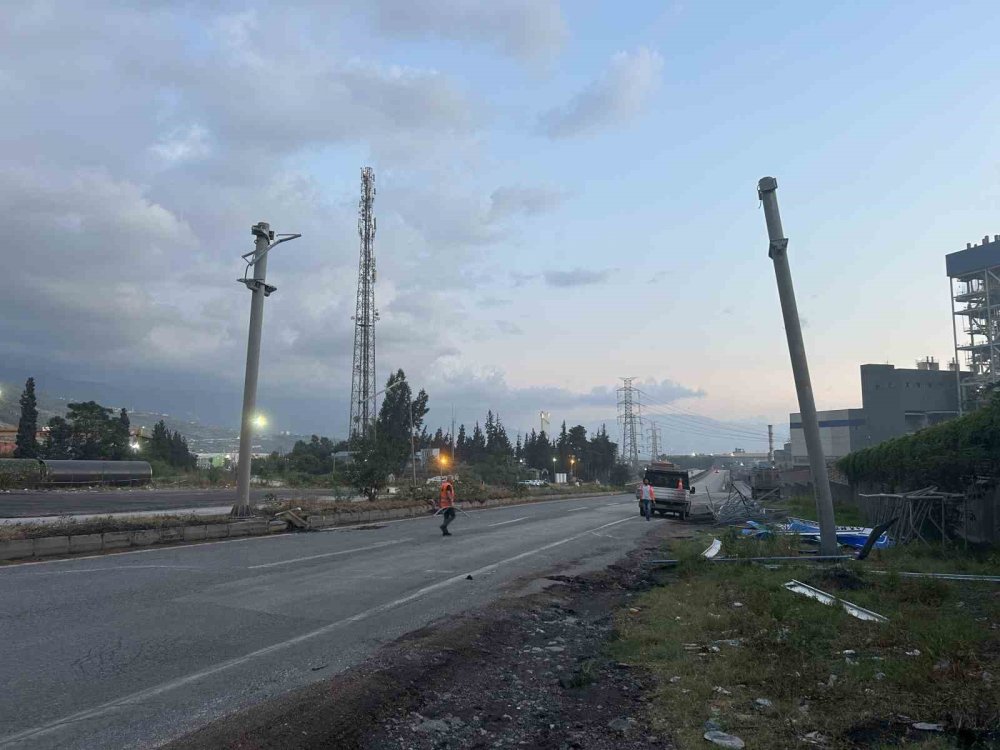 Tırın açık unutulan dorsesi işaret levhasına çarptı