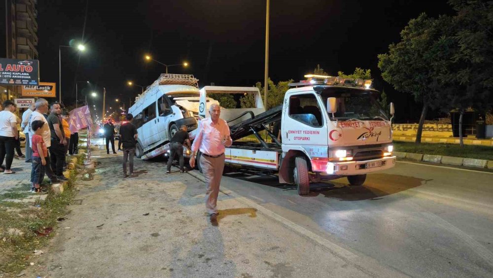 Muş'ta fındık işçilerini taşıyan minibüs kaza yaptı