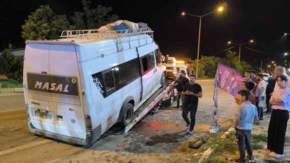 Muş'ta fındık işçilerini taşıyan minibüs kaza yaptı