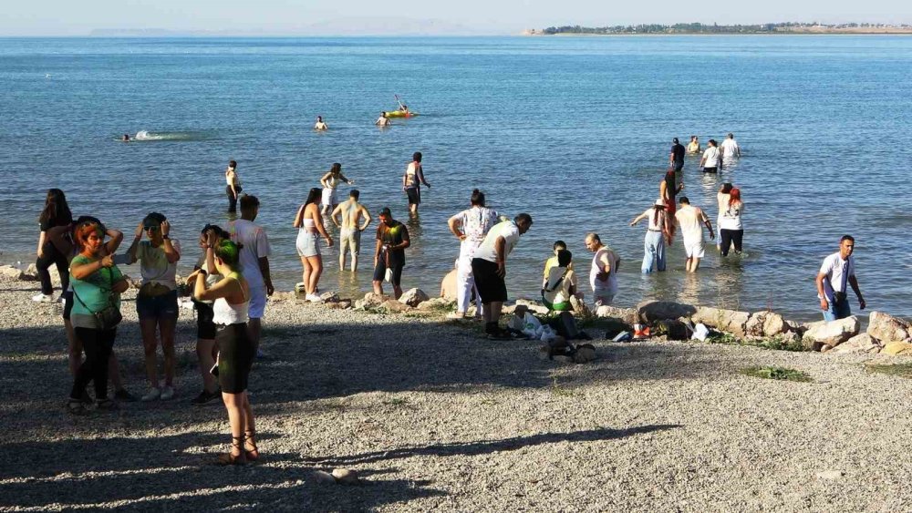 İranlı turistler Van'a akın etti: Esnafın yüzü gülüyor