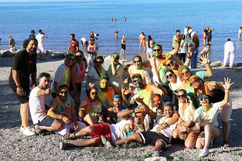 İranlı turistler Van'a akın etti: Esnafın yüzü gülüyor