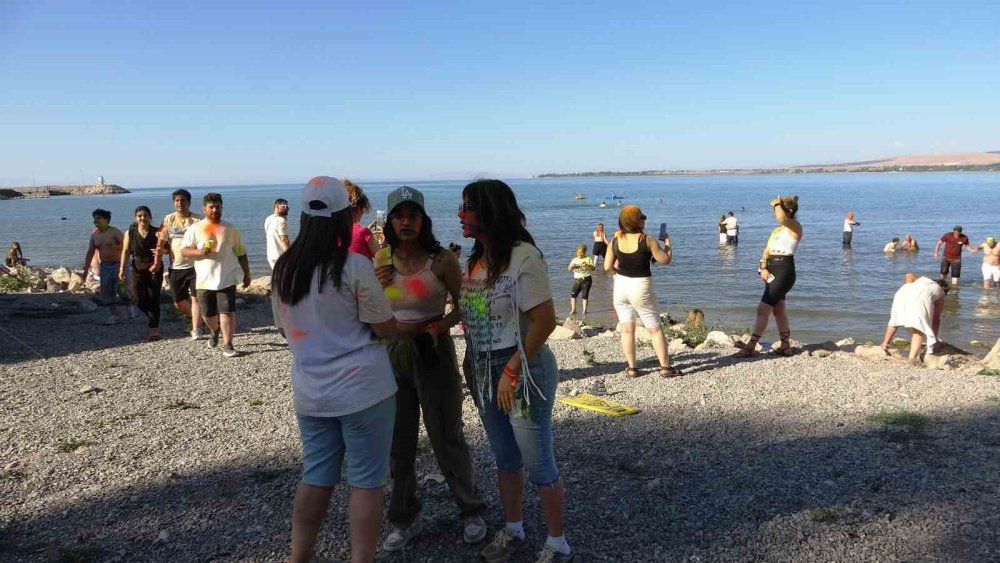 İranlı turistler Van'a akın etti: Esnafın yüzü gülüyor